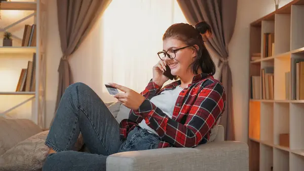 興奮する顧客 成功した支払い ホームインテリアに座っているスマートフォンを話すクレジットカードでオンラインで購入する大喜びの楽しい女性 — ストック写真
