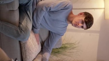 Dikey video. Psikoloji terapisi. Depresyon bozukluğu. Akıl sağlığı. Psikiyatrist danışmanı endişeli bir adamı tedavi randevusuna götürdü..