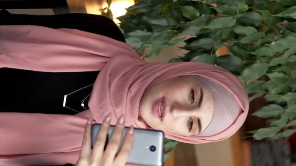Vertikální Video Online Proud Videokonference Veselá Žena Hidžábu Mává Rukou — Stock video