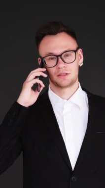 Dikey video. Banka dolandırıcılığı. Cep telefonu dolandırıcılığı. Para çalma. Kadın işçi, iş adamından kredi kartı çalıyor. Telefonda konuşuyorlar..
