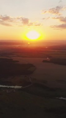 Dikey video. Doğa manzarası. Hava görüntüsü. Kırsal alan, sisli, güneşli, güneşli, ufuk çizgisi, arka plan insansız hava aracı..