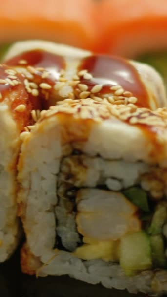 Κάθετο Βίντεο Σούσι Σερβίρει Ρολά Έτοιμα Oriental Κουζίνα Παραδοσιακή Ασιατική — Αρχείο Βίντεο