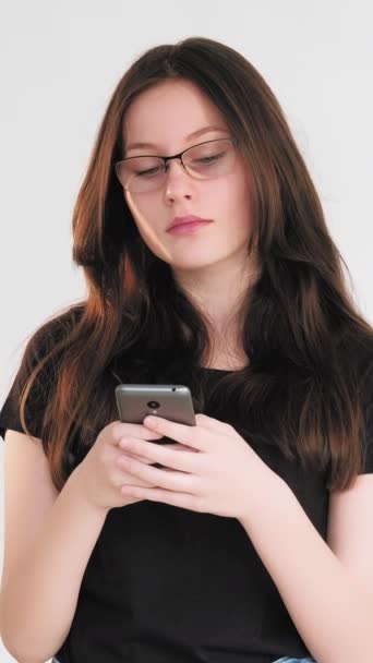 垂直录像 移动聊天 在线交流 Gadget人 使用白色隔离电话应用程序发短信的妇女 — 图库视频影像