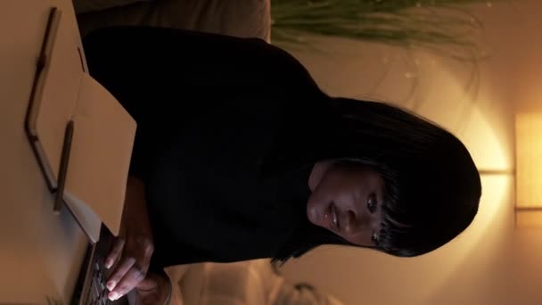 垂直录像 网上震惊 简直是惊喜互联网注册 惊愕的女人用笔记本电脑表达奥姆格印象黑暗的家室内 — 图库视频影像