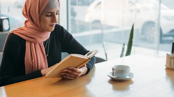 Café Leyendo Libro Ocio Mujer Alegre Serena Hijab Disfrutando Fin —  Fotos de Stock