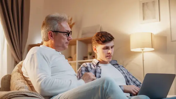 Elternhilfe Online Technologie Unterstützung Durch Die Familie Kluger Vater Hilft — Stockfoto