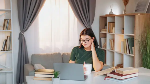 虚拟聊天 互联网通讯 一个积极快乐的女人在笔记本电脑上和她的朋友聊天 — 图库照片