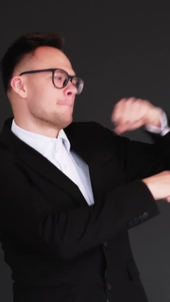 Dikey Video Kazanan Dans Başarı Kutlaması Terfi Zaferi Gözlüklü Neşeli — Stok video