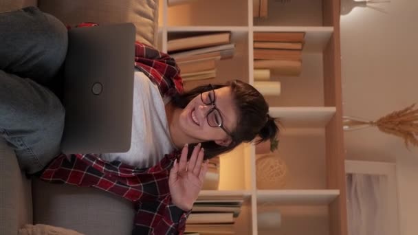 Вертикальне Відео Ноутбук Весело Інтернет Розваги Додому Розслабся Щаслива Жінка — стокове відео