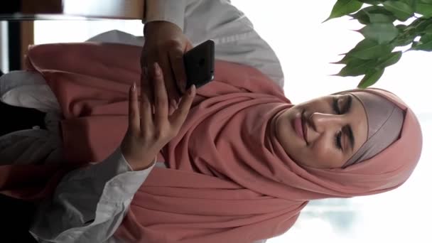 Vídeo Vertical Blogue Móvel Café Lazer Mulher Sorridente Hijab Mensagens — Vídeo de Stock