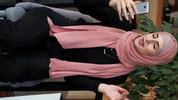 Vídeo Vertical Llamada Línea Grabación Vlog Hermosa Mujer Influencer Hijab — Vídeos de Stock