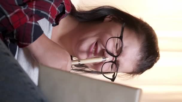 Vertikales Video Studentisches Studium Freude Den Hausaufgaben Lachende Frau Genießt — Stockvideo