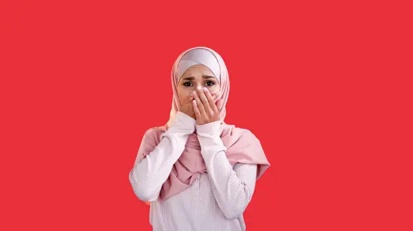 Skrämd Reaktion Omg Rädsla Chockad Orolig Mållös Kvinna Hijab Täcker — Stockfoto