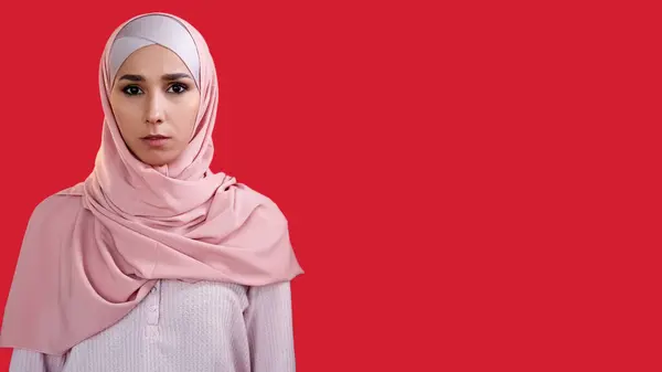 Női Portré Különös Arc Magabiztos Komoly Szép Rózsaszín Színű Hidzsáb — Stock Fotó