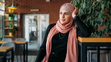 Kahve dükkânı eğlencesi. Kafe istirahatı. Kafiyeli rüya gibi bir kadın rahat şehir kahvesinde boş vakit geçirir..