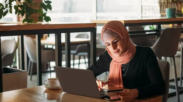 Compras Línea Pago Por Internet Mujer Bonita Orden Compra Hijab Imagen De Stock