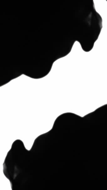 垂直录像 墨水流动背景 神秘的云彩抽象超现实艺术中对称黑色水滴在水面上的运动 — 图库视频影像