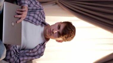 Dikey video. Ebeveyn kontrolü. Özel bir sır. Güvensiz bir genç. Utangaç çocuk, babanın odasını gözetlemekten kişisel bilgilerini dizüstü bilgisayarda saklıyor..