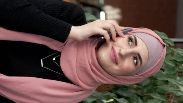 Lodret Video Mobil Snak Telefonsamtale Glad Kvinde Hijab Taler Smartphone – Stock-video