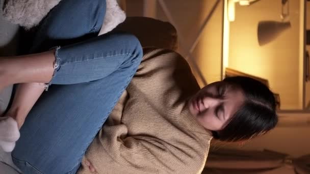 Vertikal Video Pms Kramper Menstruationssmärta Kvinnliga Perioder Störd Sjuk Kvinna — Stockvideo