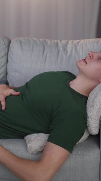 Video Vertikal Sakit Perut Infeksi Perut Lelaki Yang Kelelahan Dengan — Stok Video