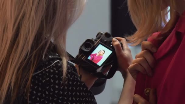 Enregistrement Coulisses Processus Photoshoot Femme Photographe Mode Mannequin Communication Prendre — Video