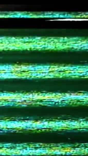 垂直录像 模拟噪音 信号失真Vhs记录器的绿色橙色条纹真正闪烁在黑暗的黑色抽象自由空间背景下 — 图库视频影像