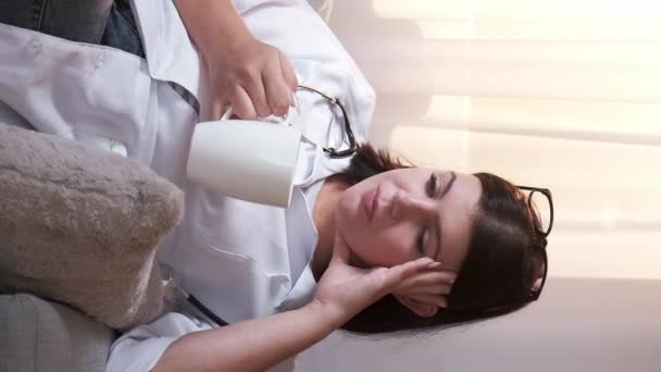 Dikey Video Yorgun Doktor Dinlenen Hemşire Hastane Fazla Çalışıyor Yorgun — Stok video