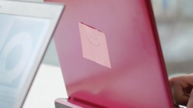 İş stratejisi. Başlangıç planlaması. Laptop ekranındaki bilgileri analiz et ve ofis çalışma masasındaki klavyede yazan profesyonel kadın elleri..