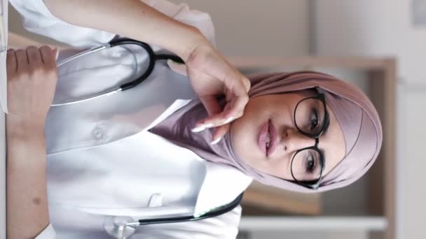 Vertikales Video Online Arzt Virtuelle Gesundheitsversorgung Telemedizinische Beratung Freundliche Ärztin — Stockvideo