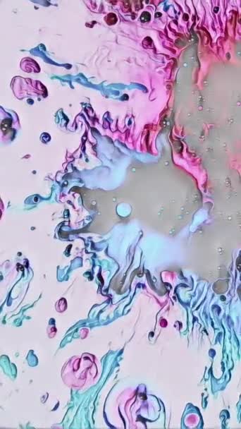 バーティカルビデオ ペイントスプラッシュ インク水スプラッター 染料ミックス ピンクの白い青い色の液体のドロップの泡は動き抽象的な芸術の背景を広げました — ストック動画