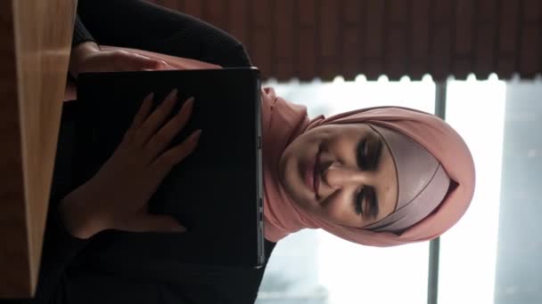 Vídeo Vertical Trabajo Línea Trabajo Remoto Mujer Alegre Freelancer Hijab — Vídeos de Stock