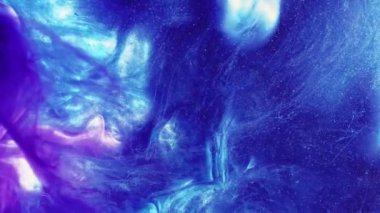 Parlak sıvı sıçraması. Su karışımı boya. Mavi mor pembe renkli ışıldayan parçacıklar desen mürekkep damlası hareket soyut sanat arkaplanı.