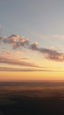Dikey video. Hava manzarası manzarası. Gündoğumu silüeti. Doğa manzarası gökyüzü bulutları sabah güneşi ışığı üstgeçit çekimi.
