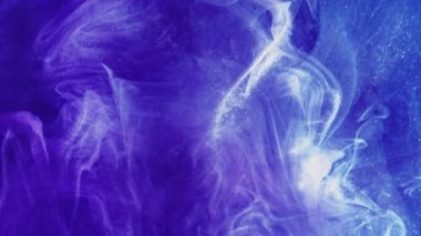 Pırıltılı sis. Mürekkep suyu. Mor mavi pembe, ışıl ışıl parlayan buhar dalgası dokusu soyut sanat arkaplanını saran girdap hareketi..