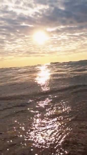 垂直录像 日出背景 水下自然景观 白沫飞溅的水花落在云端 — 图库视频影像