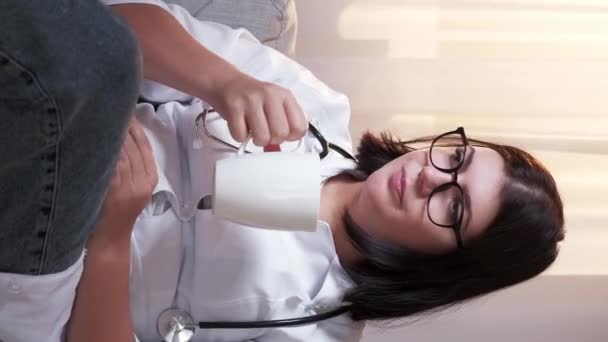 Verticale Video Vrouwelijke Dokter Werk Pauze Vermoeide Verpleegster Vermoeide Vrouw — Stockvideo