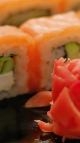 Vídeo Vertical Degustación Sushi Rollos Japoneses Humano Mano Recogiendo Pedazo — Vídeos de Stock