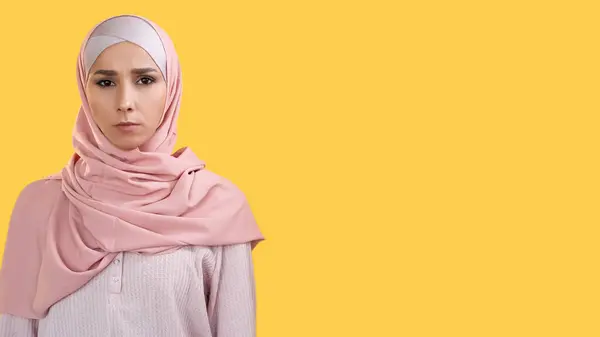 Retrato Femenino Cara Seria Mujer Insatisfecha Enojada Estricta Confianza Hijab Fotos De Stock
