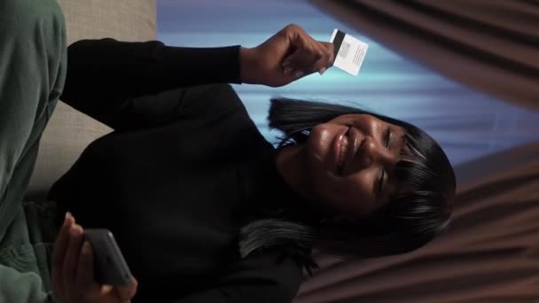 Vídeo Vertical Aplicación Bancaria Transacción Dinero Pago Digital Feliz Mujer — Vídeo de stock