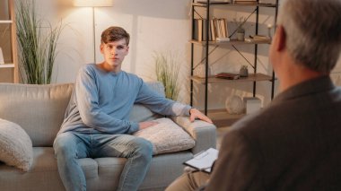 Psikoloji terapisi. Depresyon bozukluğu. Akıl sağlığı. Psikiyatrist, danışmanlık randevusu olan meraklı bir adama danışmanlık yapıyor..