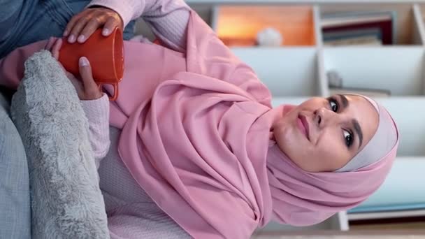 비디오 집안의 꿈꾸는 뜨거운 음료를 즐기는 찻잔과 히잡에서 영감을 — 비디오