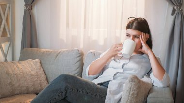 Yorgun doktor. Dinlenen hemşire. Hastane fazla çalışıyor. Yorgun, uykulu bir kadın. Kahve içiyor. Kanepe kliniğinde vardiyadan sonra dinleniyor..