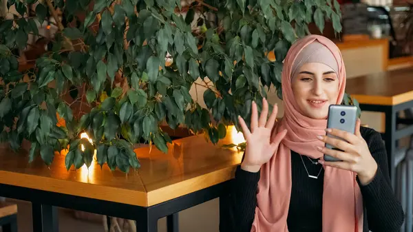 Transmissão Online Comunicação Por Vídeo Mulher Alegre Hijab Acenando Mão Fotografias De Stock Royalty-Free