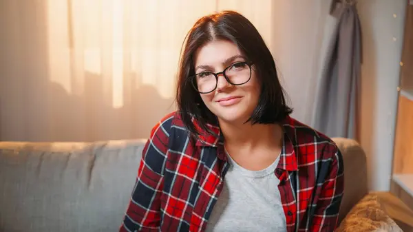 Okos Mosolygós Portré Pozitív Hozzáállás Vidám Alkalmi Női Tanuló Szemüvegben Stock Kép