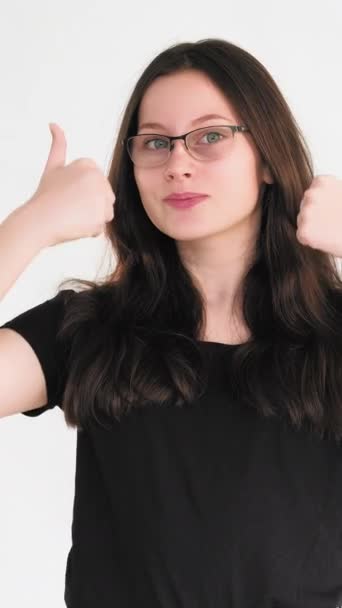 垂直录像 就像手势批准是的不错的选择 满意的女人建议接受 用大拇指在白色上孤立地接受 — 图库视频影像