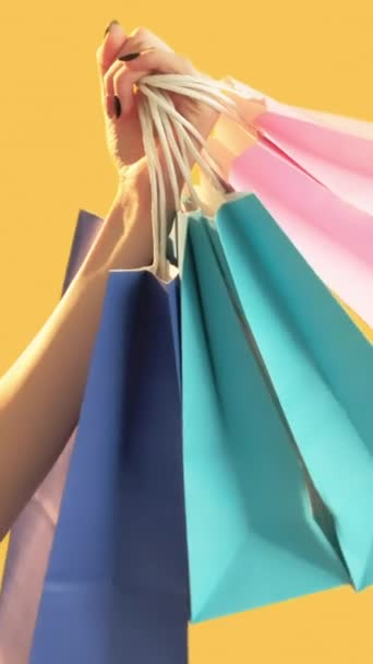 Vertikales Video Einkaufsrabatt Saisonverkauf Schwarzer Freitag Frau Zählt Viele Rosa — Stockvideo