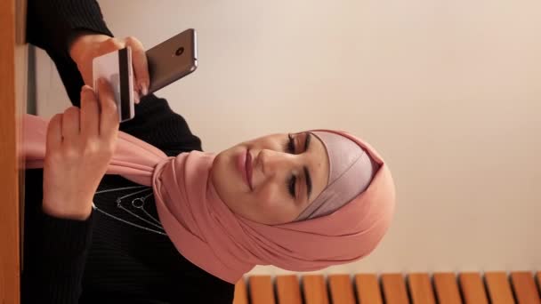 Vídeo Vertical Compras Línea Banca Móvil Hermosa Mujer Hijab Ordenar — Vídeos de Stock