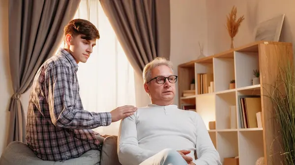 Figlio Solidale Assistenza Alla Famiglia Rapporto Amicizia Cura Amorevole Prole Foto Stock