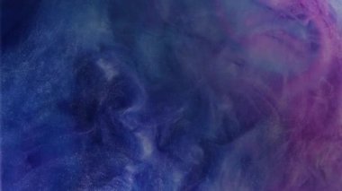 Parıldayan bulut. Mürekkep suyu girdabı. Boya karışımı. Fırtına gökyüzü. Mavi mor renkli duman parlak parçacıklar dokusu soyut sanat arkaplanı hareket.